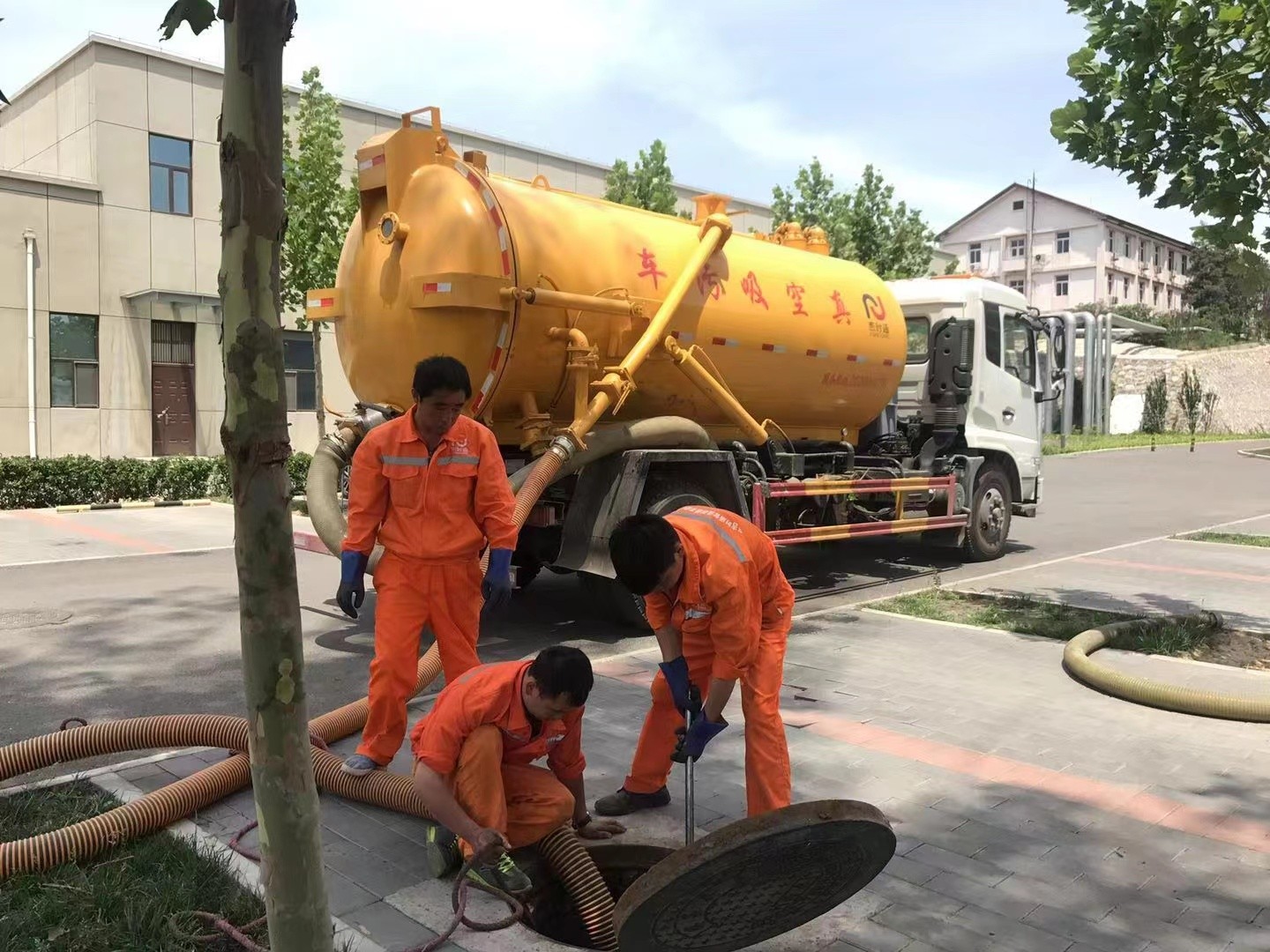 大方管道疏通车停在窨井附近