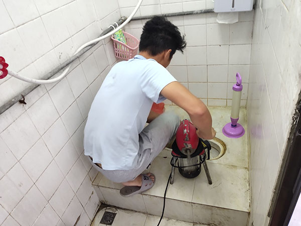 大方肥皂掉到马桶里把马桶堵住了怎么办？马桶堵住了怎么办