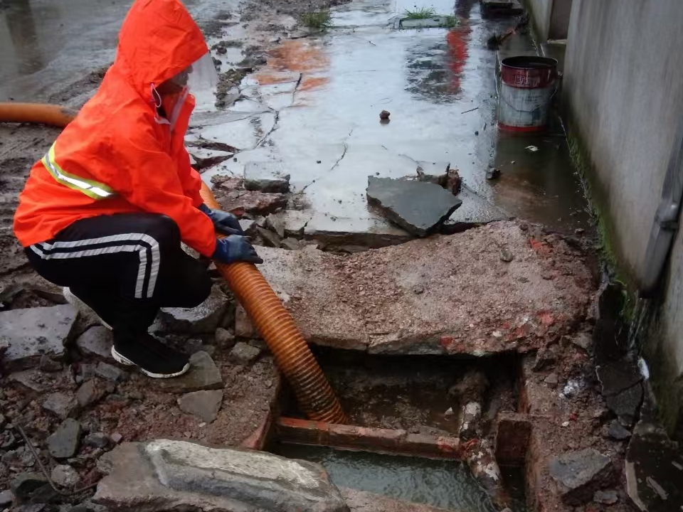 大方专业清理污水池 炜誉市政以规范流程守护城市 “肠道”